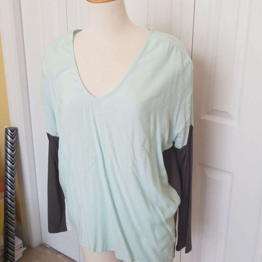 La hearts color blocking shirt
